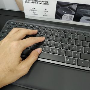 mencoba papan ketik Logitech MX Keys