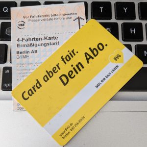 tiket kertas dan kartu tiket berlangganan BVG