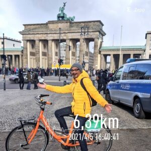 bersepeda menggunakan aplikasi bike sharing Donkey Republic