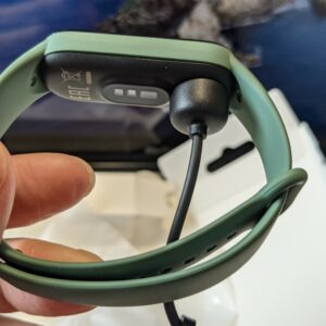 mengisi daya Amazfit Band 5