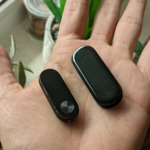 Xiaomi Mi Band 2 di kiri dan Amazfit Band 5 di kanan