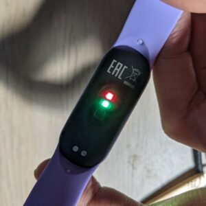 sensor di bagian bawah unit Amazfit Band 5
