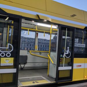 pintu bus BVG kosong yang terbuka