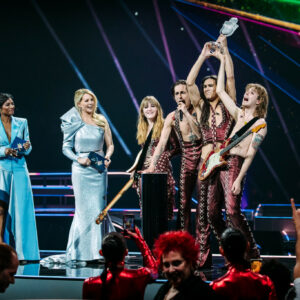 M&aring;neskin menerima piala Eurovision Song Contest 2021