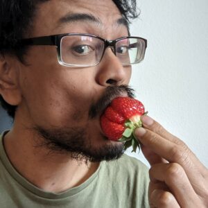 memakan stroberi Karl's