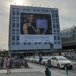 bilbor kampanye vaksinasi di Stasiun Utama Berlin