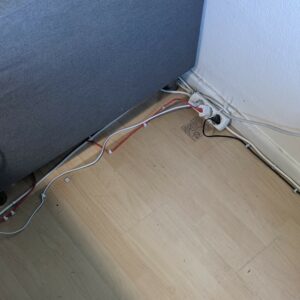 pojokan kabel yang tidak rapih