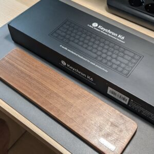 sandaran tangan Keychron dan papan ketik Keychron K6