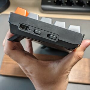 saklar dan colokan USB-C di sebelah kiri Keychron K6