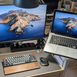 Keychron K6 di meja yang mungil