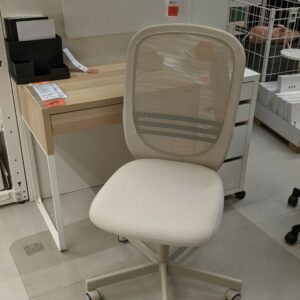 mencoba kursi Ikea Flintan di Ikea Berlin-Spandau