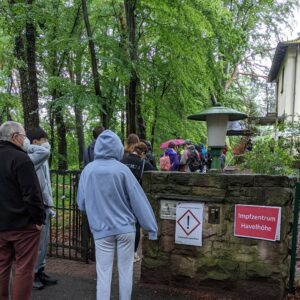 mengantre di pusat vaksinasi RS Havelh&ouml;he