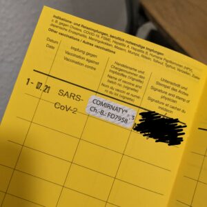 bukti vaksinasi ditempel di buku vaksinasi