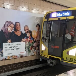 kampanye vaksinasi di Stasiun U-bahn Zoologischer Garten, Berlin
