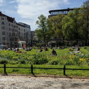 warga Berlin berjemur di taman di Savignyplatz