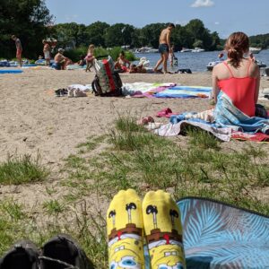 duduk di pinggir Pantai Lieper Bucht