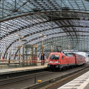 kereta regional di peron atas Stasiun Utama Berlin