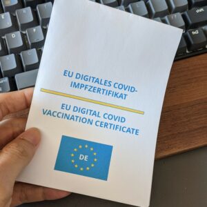 sertifikan vaksin digital dicetak di kertas