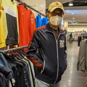 mencoba jaket di TK Maxx
