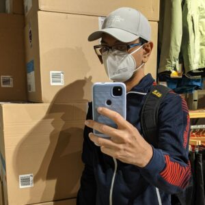 mencoba topi di The North Face