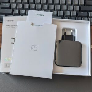 isi kemasan pengisi daya Ugreen GaN 65W