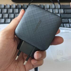 pengisi daya Ugreen GaN 65W