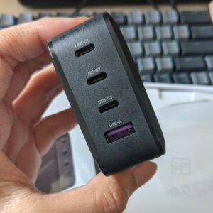 3 colokan USB-C dan 1 USB-A pada pengisi daya Ugreen GaN 65 W