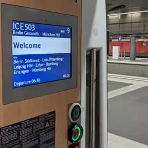 layar informasi di dalam kereta ICE 503