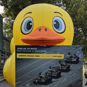 instalasi seni pameran "Send Me an Image" di C/O Berlin