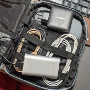 tas berisi kabel, powerbank, dan pengisi daya Ugreen GaN 65W