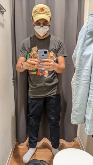 mencoba celana di Uniqlo
