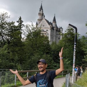 di depan Kastil Neuschwanstein di depan Kastil Neuschwanstein