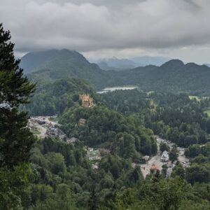Kastil Hohenschwangau terlihat dari atas bukti menuju Kastil Neuschwanstein Kastil Hohenschwangau terlihat dari atas bukti menuju Kastil Neuschwanstein