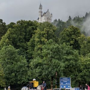 Kastil Neuschwanstein terlihat dari halte bus Hohenschwangau Kastil Neuschwanstein terlihat dari halte bus Hohenschwangau