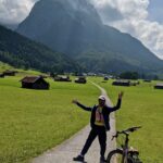 Bersepeda di Kaki Pegunungan Alpen, Garmisch-Partenkirchen, Bavaria, Jerman