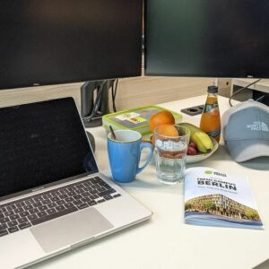 MacBook Pro M1 2020 dan layar monitor di kantor