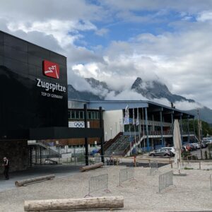 stasiun Zugspitze dengan latar belakang Zugspitze berselimut awan
