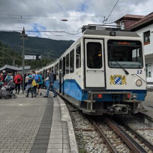 kereta bergerigi Bayerische Zugspitzbahn di Stasiun Eibsee