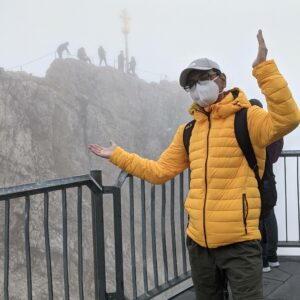 mencapai Zugspitze, puncak tertinggi di Jerman