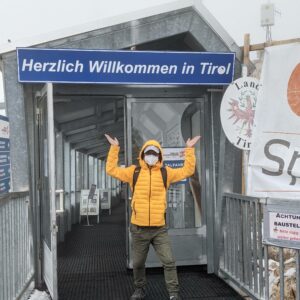 di jembatan perbatasan menuju Tyrol, Austria