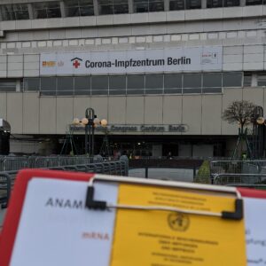 menuju ke pusat vaksinasi ICC/Messe Berlin