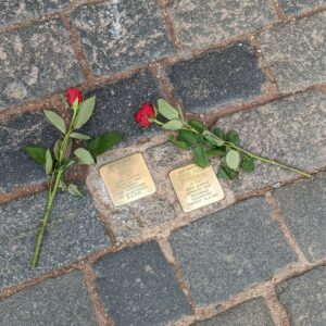 bunga mawar diletakkan di samping Stolperstein untuk memperingati korban kekejian Nazi bunga mawar diletakkan di samping Stolperstein untuk memperingati korban kekejian Nazi
