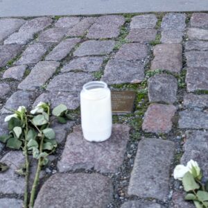 bunga dan lilin diletakkan di samping Stolperstein bunga dan lilin diletakkan di samping Stolperstein