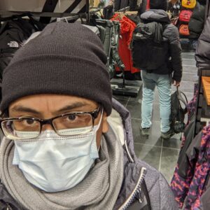 menggunakan masker di dalam toko