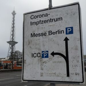 menuju ke pusat vaksinasi ICC/Messe Berlin