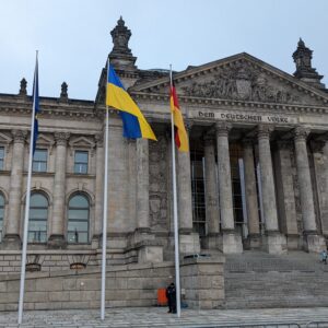bendera Ukraina berkibar di depan Reichstag diapit bendera Uni Eropa dan Jerman