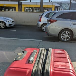 menggunakan koper untuk pindahan