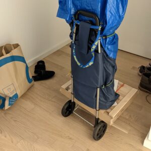 troli belanjad dimodifikasi untuk mengangkut perabot Ikea