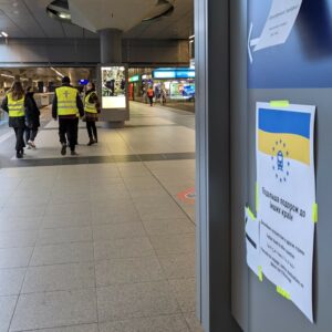 relawan dengan rompi berwarna terang terlihat di Stasiun Utama Berlin