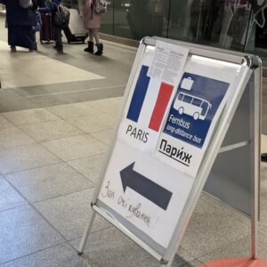 papan petunjuk untuk pengungsi yang ingin ke Paris, Prancis